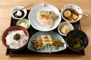 御膳に並ぶ日光ゆばの料理。店舗公式サイト掲載写真。