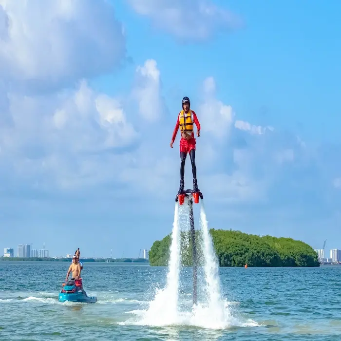 Experiencia de flyboard anunciada por Jungle Tour Cancun
