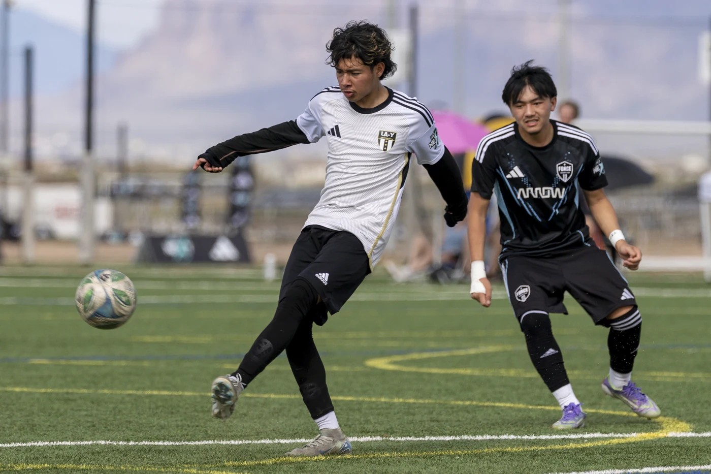 Jugadores compiten por el balón durante un entrenamiento de fútbol juvenil.