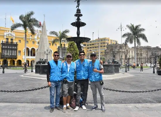 Equipo de guías de Lima by Walking en una fotografía institucional de la empresa