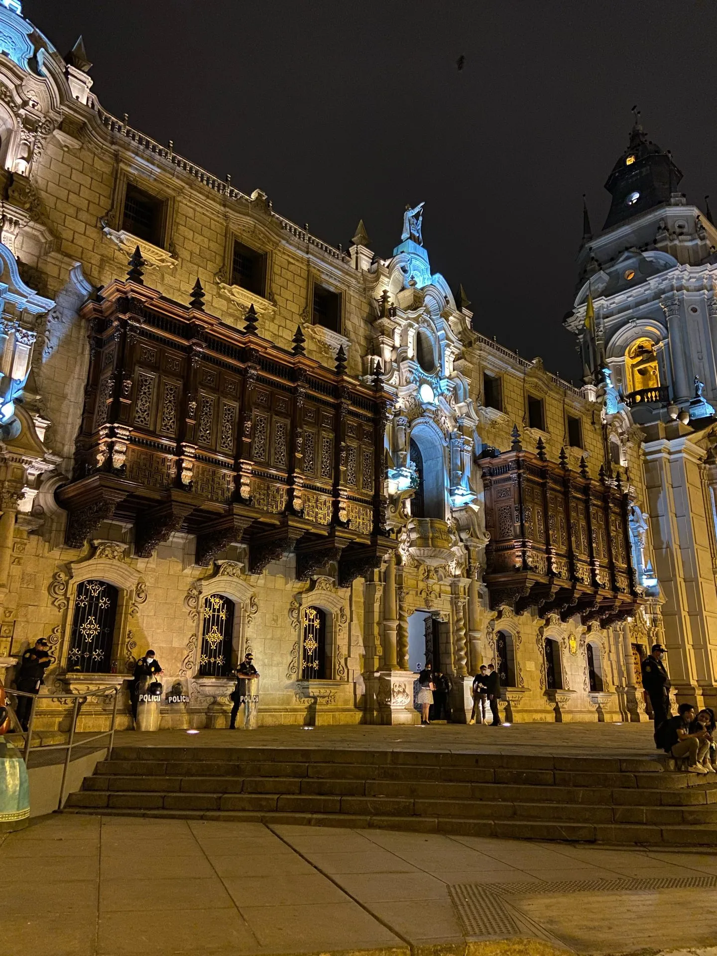 Arquitectura histórica de Lima iluminada durante la noche, fotografía publicada por Lima Experience