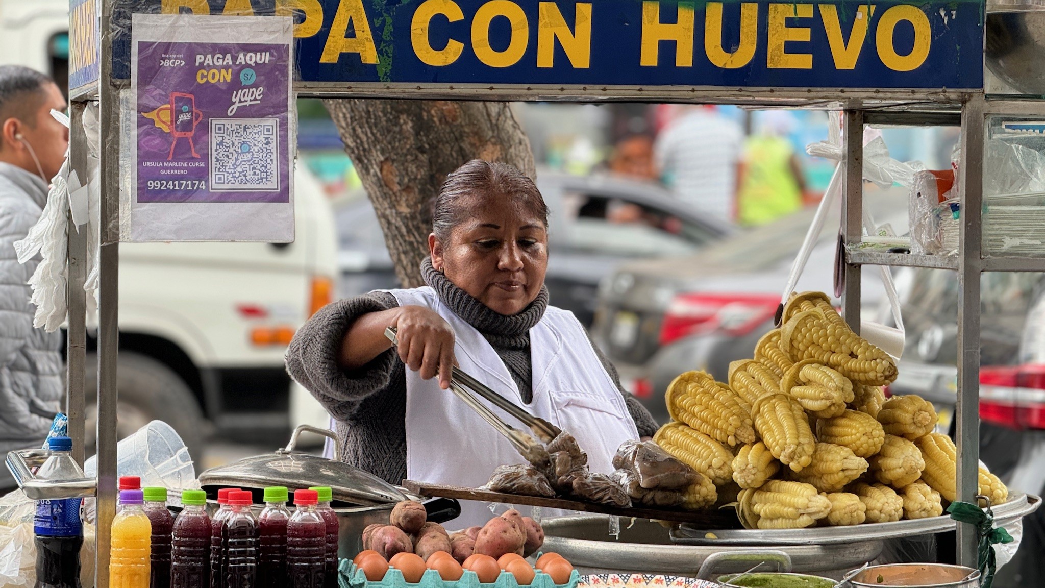 Puesto de mercado limeño con productos y alimentos locales durante una experiencia gastronómica