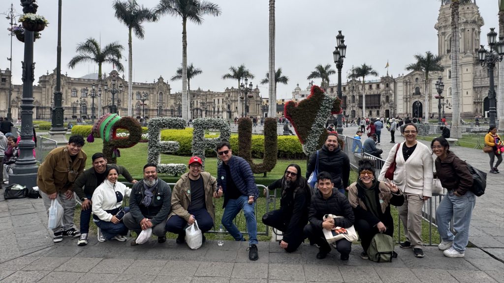 Grupo de viajeros participa en un recorrido por el centro histórico de Lima