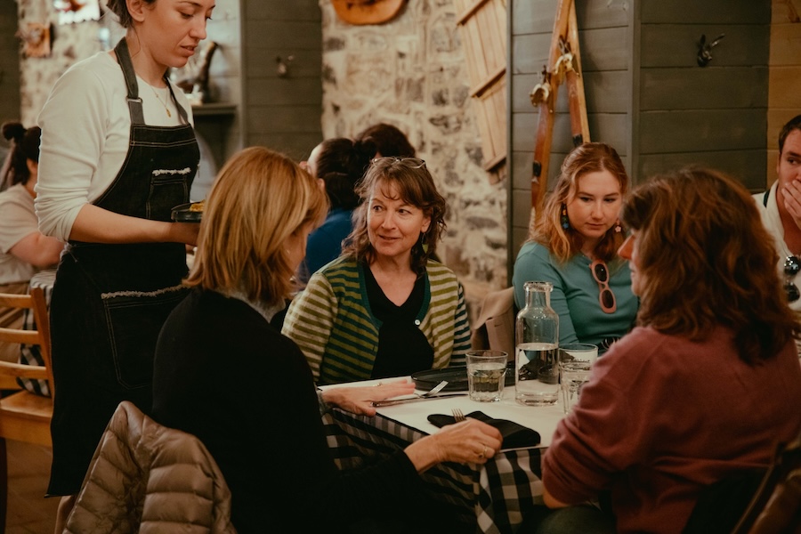 Participantes comparten una parada durante el tour gastronómico