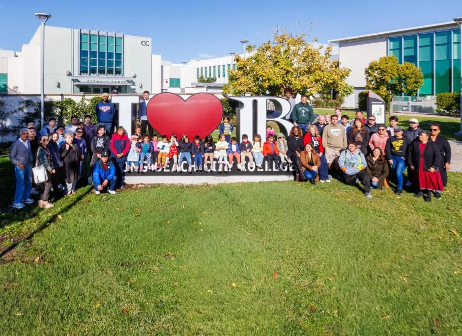 Estudiantes y personal junto al letrero I love LB frente al Fitness Center del campus TTC de Long Beach City College