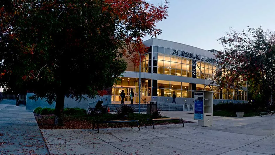 Biblioteca del campus principal de American River College por la noche.