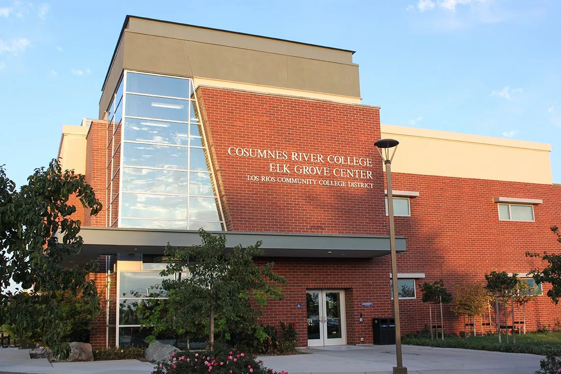 Entrada del Elk Grove Center de Cosumnes River College.