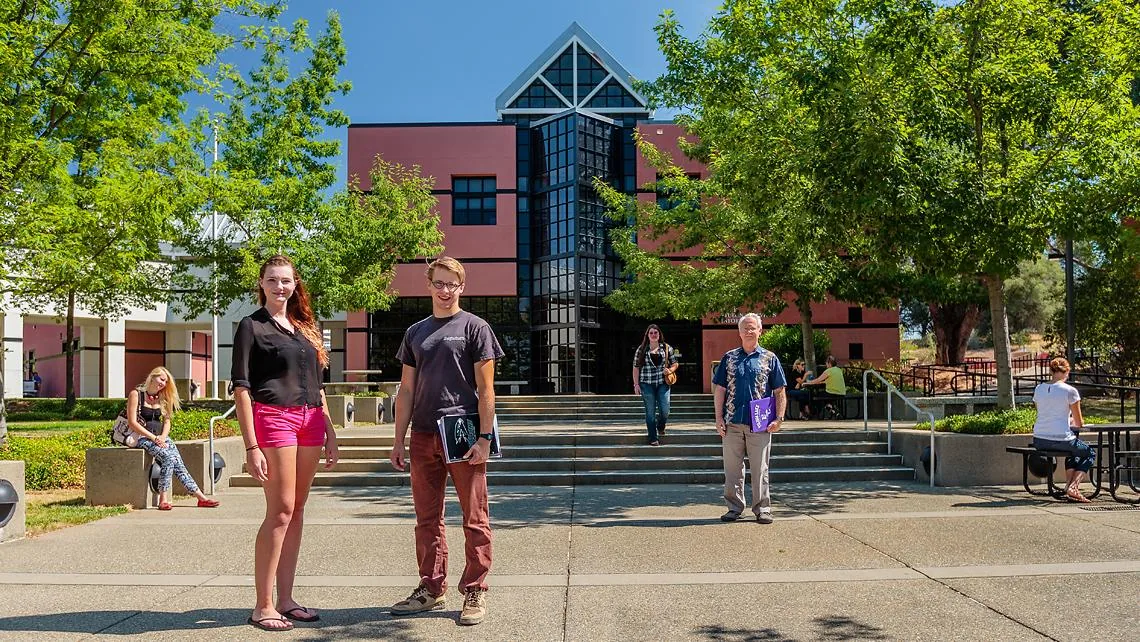 Entrada del El Dorado Center de Folsom Lake College.
