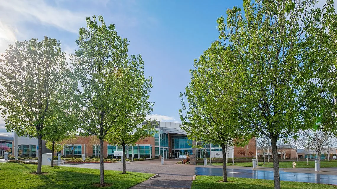 Entrada del campus principal de Folsom Lake College.