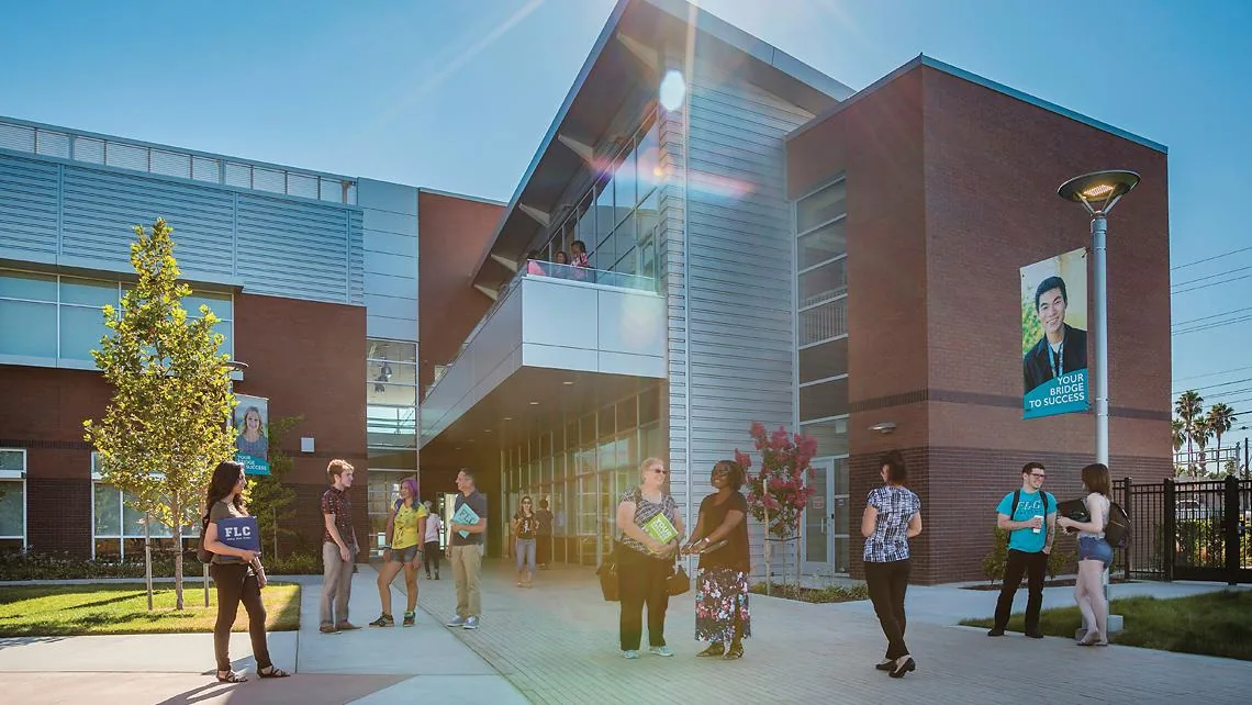 Exterior del Rancho Cordova Center de Folsom Lake College.