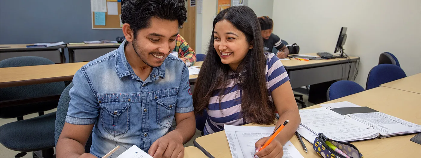 Estudiantes trabajan juntos en el West Sacramento Center.