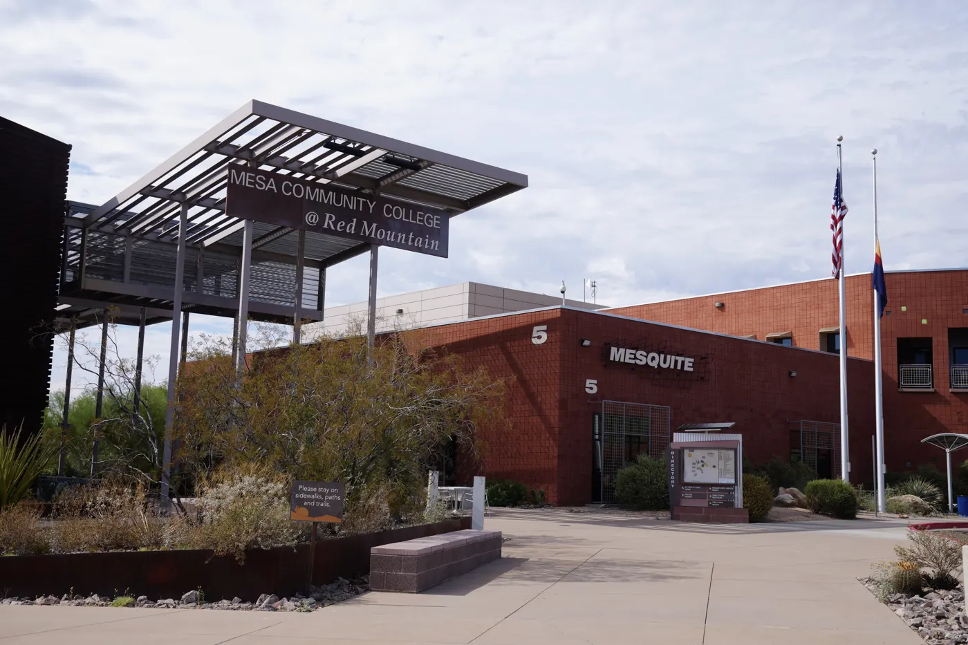 Entrada del edificio Mesquite en el campus Red Mountain de Mesa Community College