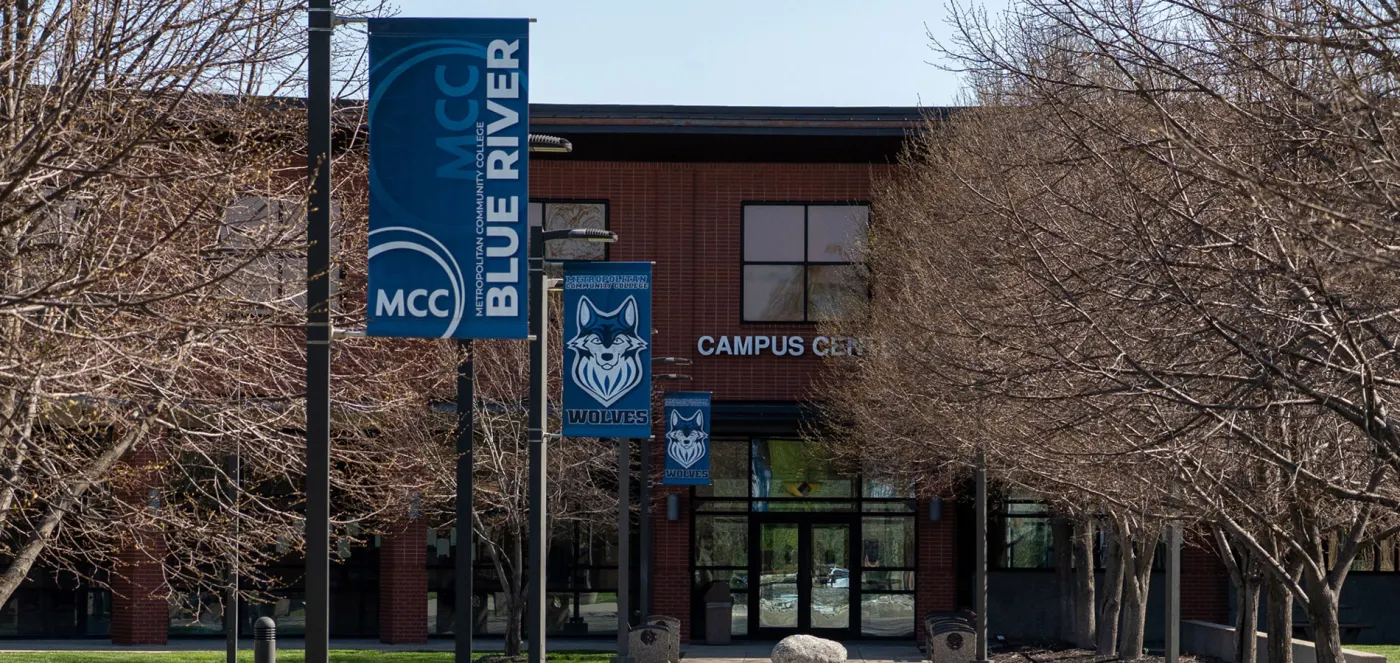 Entrada y letrero del campus Blue River de Metropolitan Community College