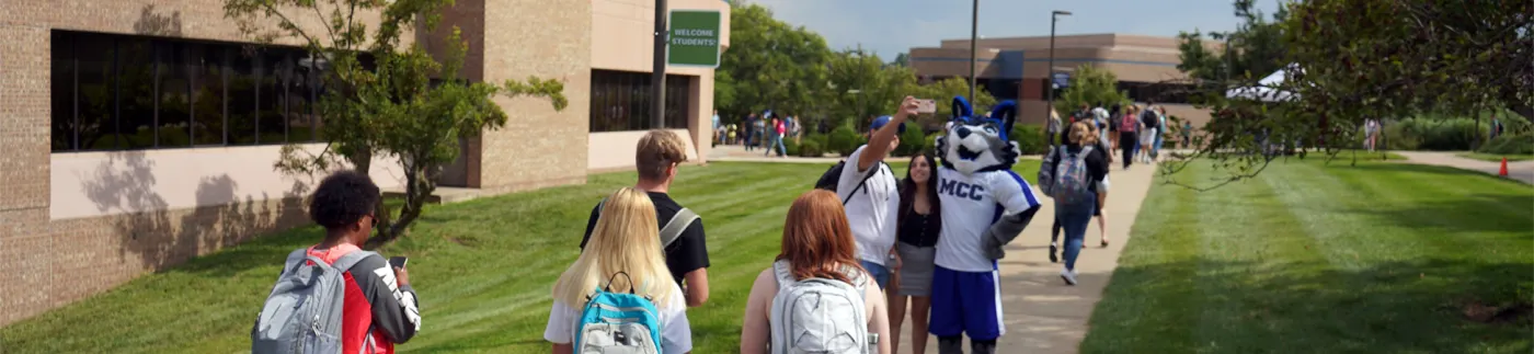 Estudiantes caminan frente a edificios del campus Longview