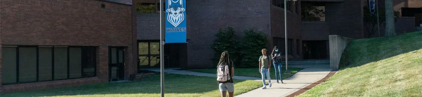 Estudiantes frente a edificios del campus Penn Valley
