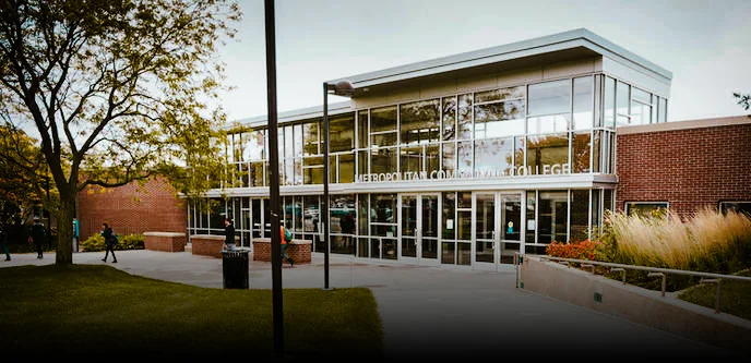 Entrada de vidrio y ladrillo del campus Elkhorn Valley de MCC