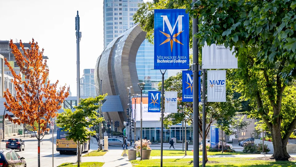 Edificios y banderas del Downtown Milwaukee Campus de MATC en Westown