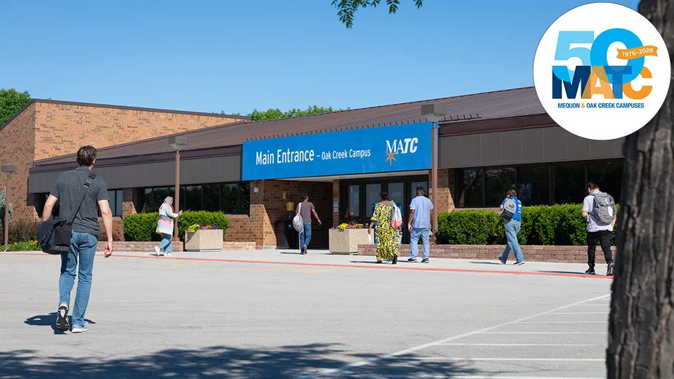 Entrada principal del Oak Creek Campus de MATC con estudiantes