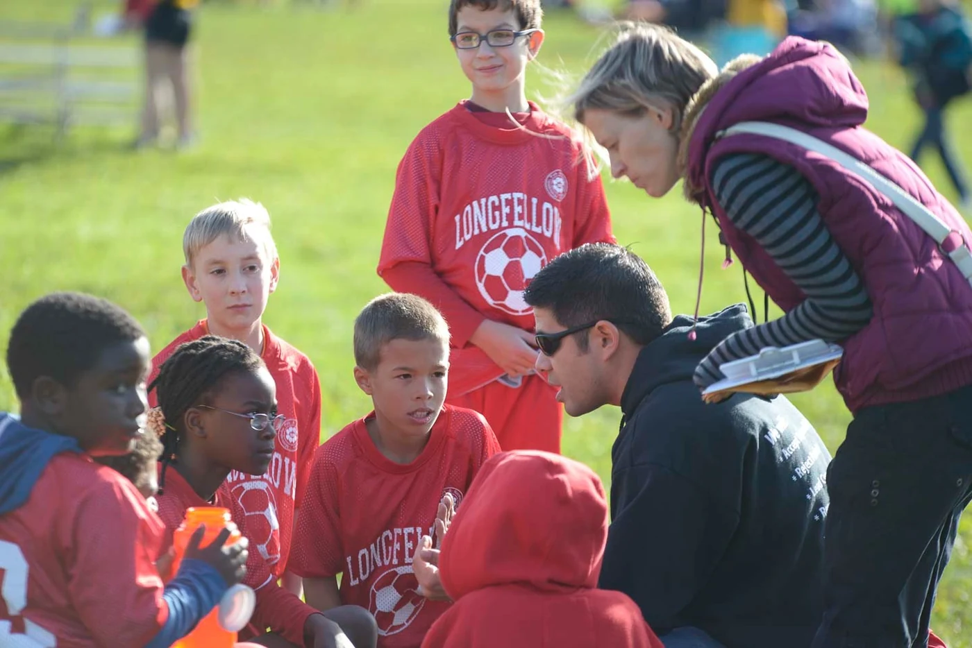 Niños juegan fútbol en un parque de Minneapolis.