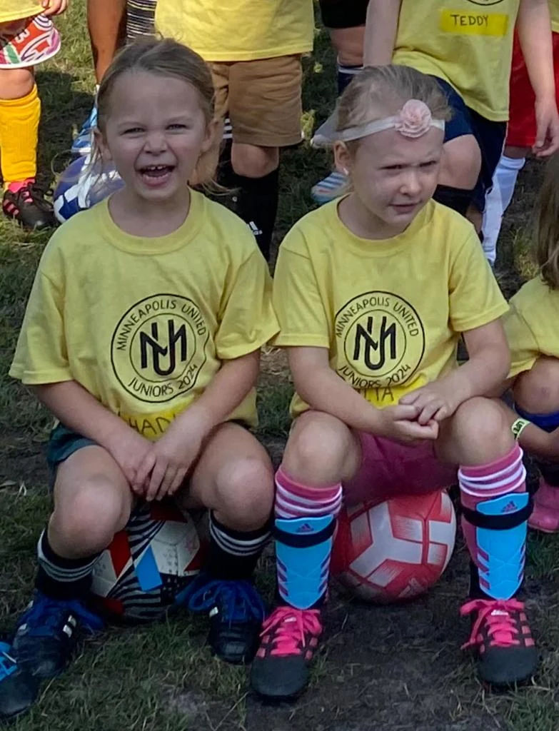 Niños participan en una actividad de fútbol de Minneapolis United.