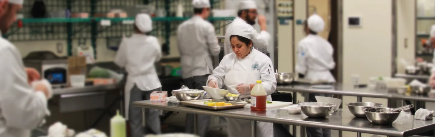 Estudiantes de Nashville State preparan platos en un aula de cocina