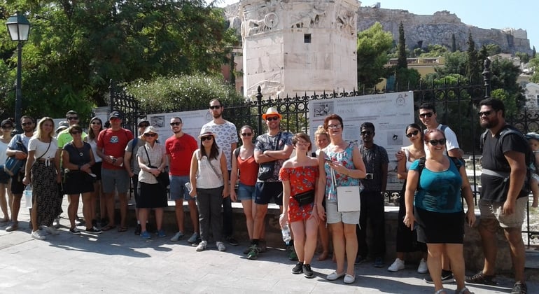 Grupo de New Athens Free Tour ante la Torre de los Vientos, foto publicada por el operador en FREETOUR.com