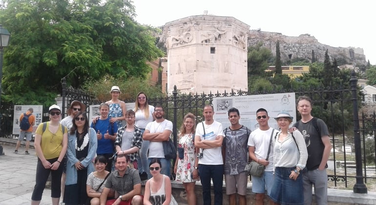Participantes de New Athens Free Tour ante la Torre de los Vientos, foto de su perfil de FREETOUR.com