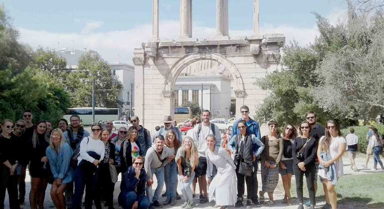 Grupo de New Athens Free Tour junto al Arco de Adriano, foto de su perfil de FREETOUR.com