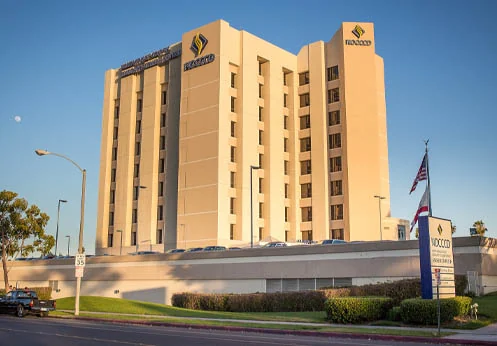 Fotografía oficial del edificio de diez pisos del centro de NOCE en Anaheim