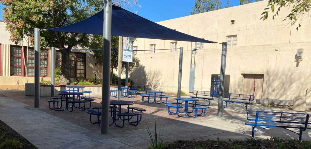 Fotografía oficial del patio del histórico Wilshire Center