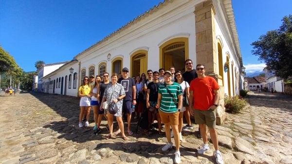 Guía local Anne durante un paseo de Free Walker Tours en Paraty
