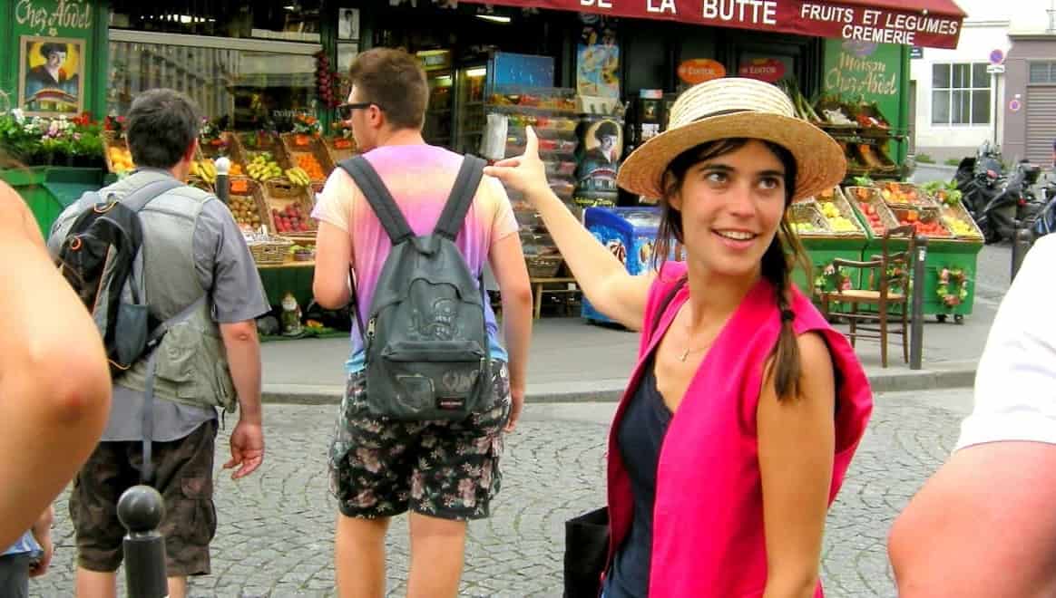 Guía local durante una visita a pie de Discover Walks en París, imagen oficial