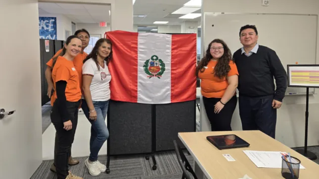 Personal consular peruano en una jornada de atención comunitaria en Stamford, Connecticut
