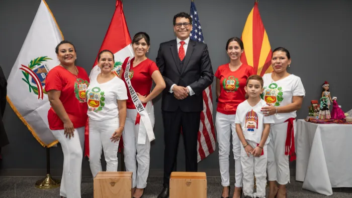 Representantes del Consulado del Perú y la comunidad durante las Fiestas Patrias en Phoenix