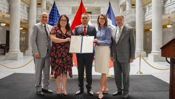 Representantes del Consulado del Perú y autoridades de Utah durante la ceremonia por el bicentenario de relaciones diplomáticas