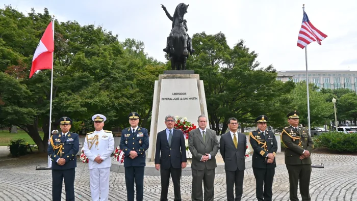 Autoridades y representantes del Consulado del Perú en Washington durante una ceremonia frente al monumento a José de San Martín