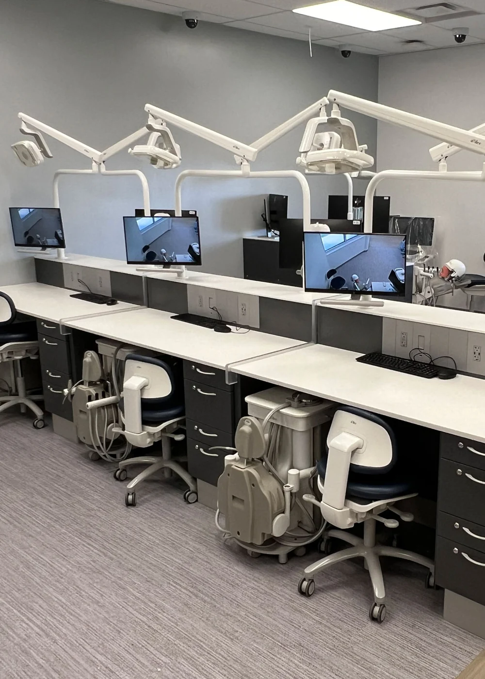 Sala de simulación y entrenamiento clínico en el centro CHES de Pikes Peak State College