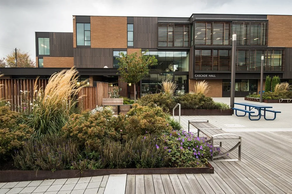 Cascade Hall y el jardín de aprendizaje del campus Cascade de Portland Community College
