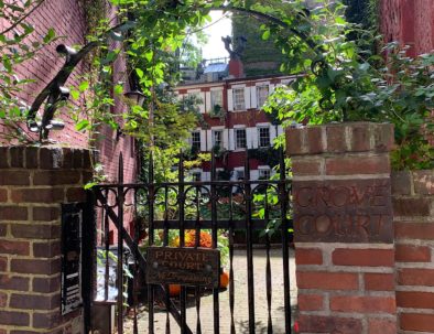 Calle arbolada del Village en una ruta a pie de Real New York Tours