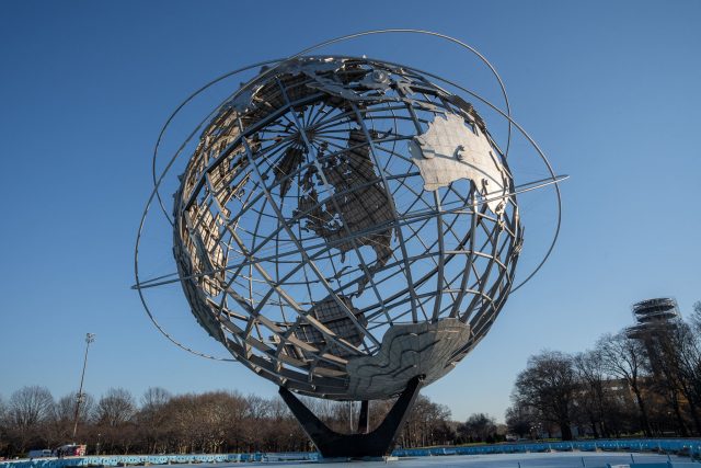 Parada del tour de contrastes de Real's Tours NYC en Queens, junto a la Unisphere