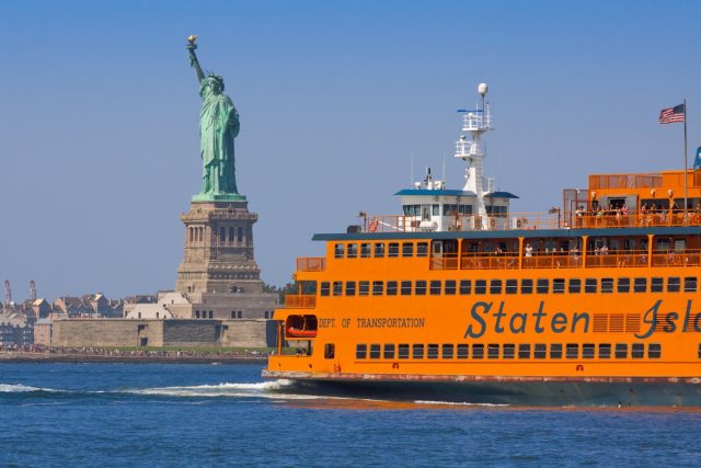 Ferry frente a la Estatua de la Libertad en una experiencia ofrecida por Real's Tours NYC