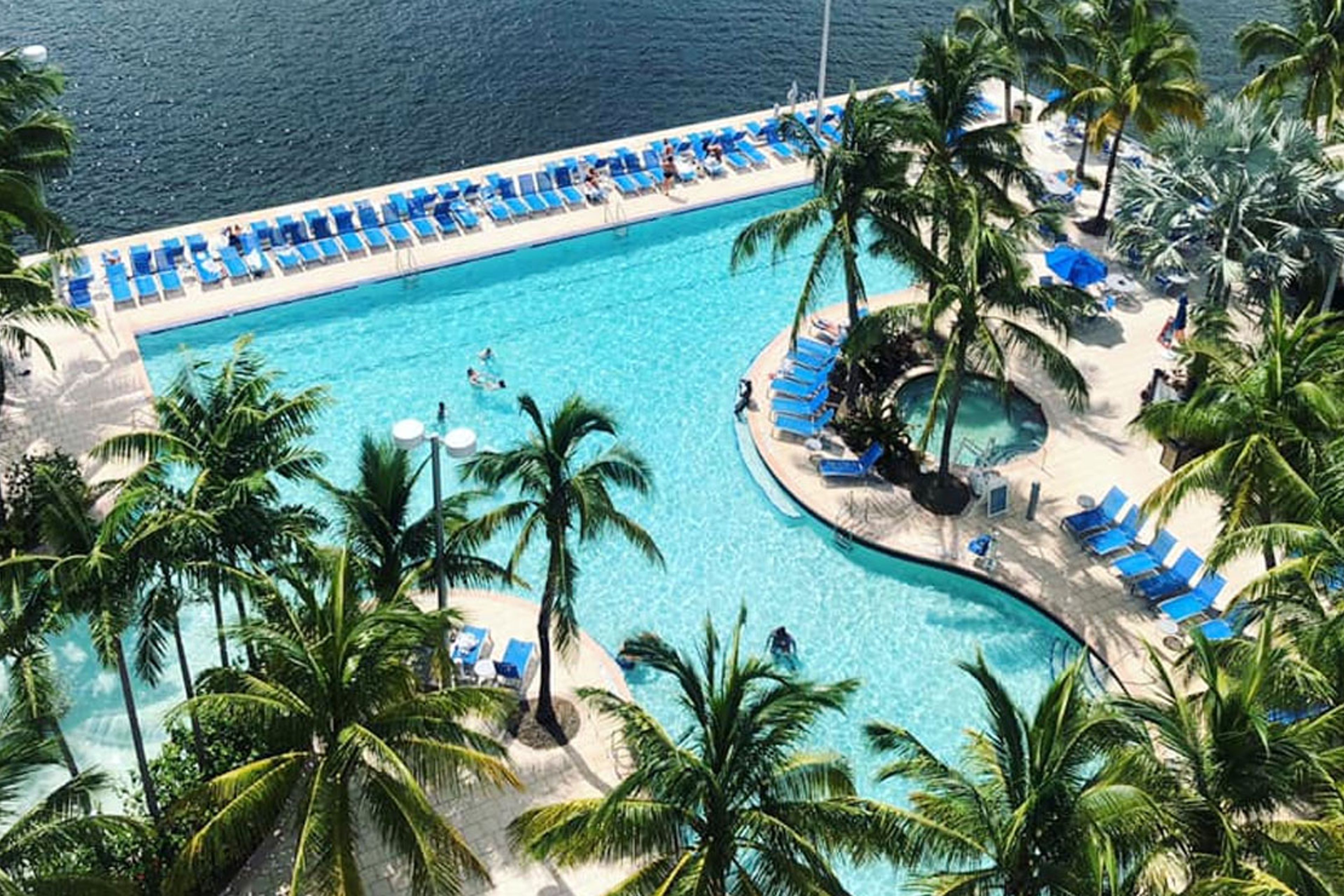 Piscina de un hotel disponible mediante pase diurno en ResortPass