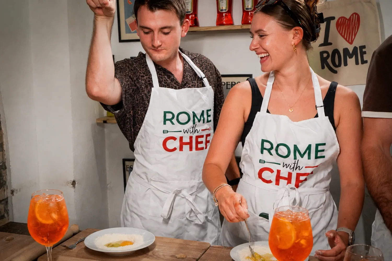 Carpe Diem Tours: participantes preparan pasta fresca en una clase de cocina en Roma, foto oficial