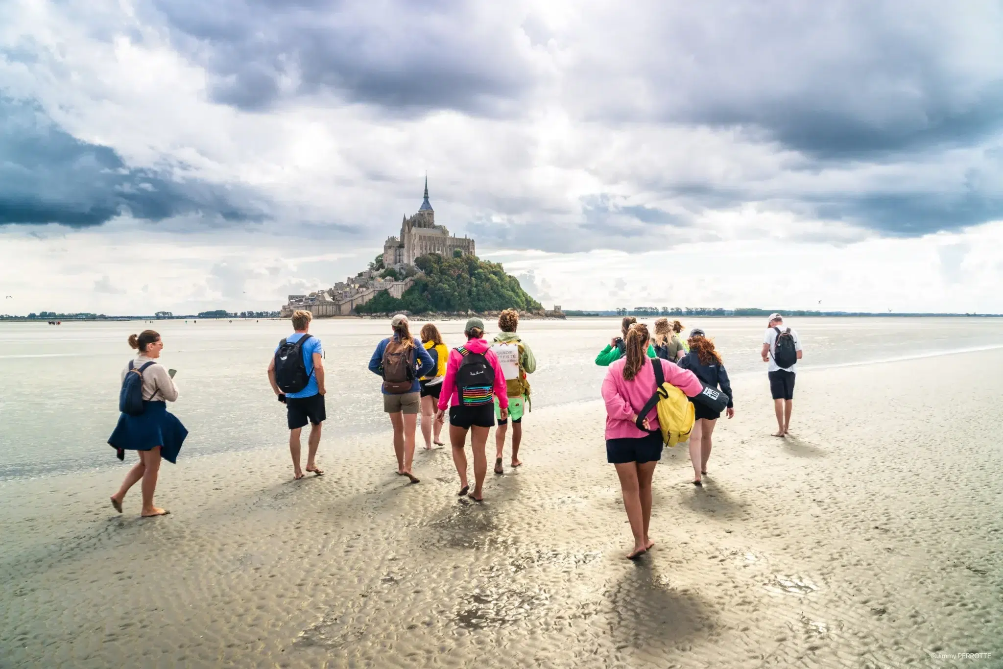 Grupo caminando por la bahía del Mont-Saint-Michel, foto del sitio oficial