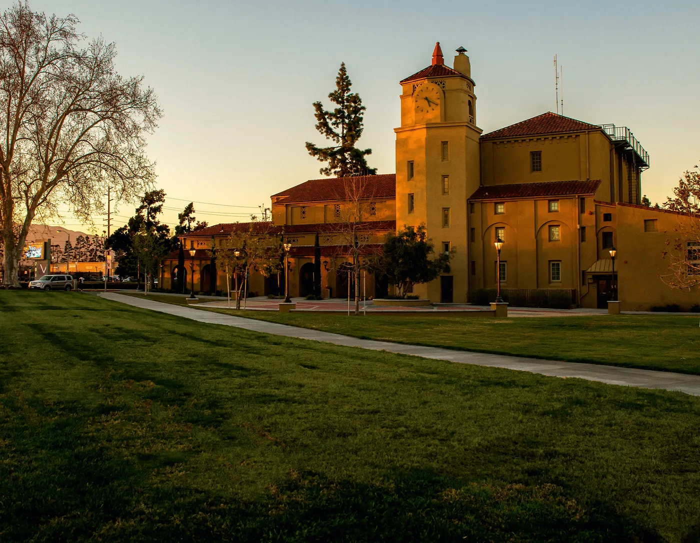 Edificio histórico del auditorio de San Bernardino Valley College al atardecer.