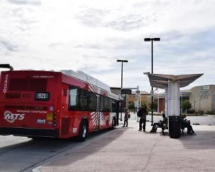 Autobús en el centro de transporte del campus de San Diego Miramar College.