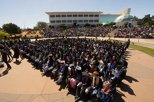 Graduados y familias en la ceremonia de 2026 en College of San Mateo.