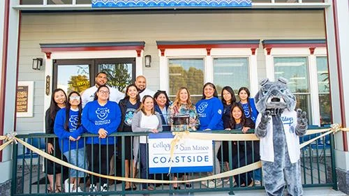 Equipo de CSM Coastside frente al centro de Half Moon Bay.