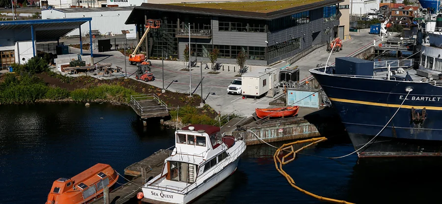 Instalaciones de Seattle Maritime Academy junto al canal de navegación