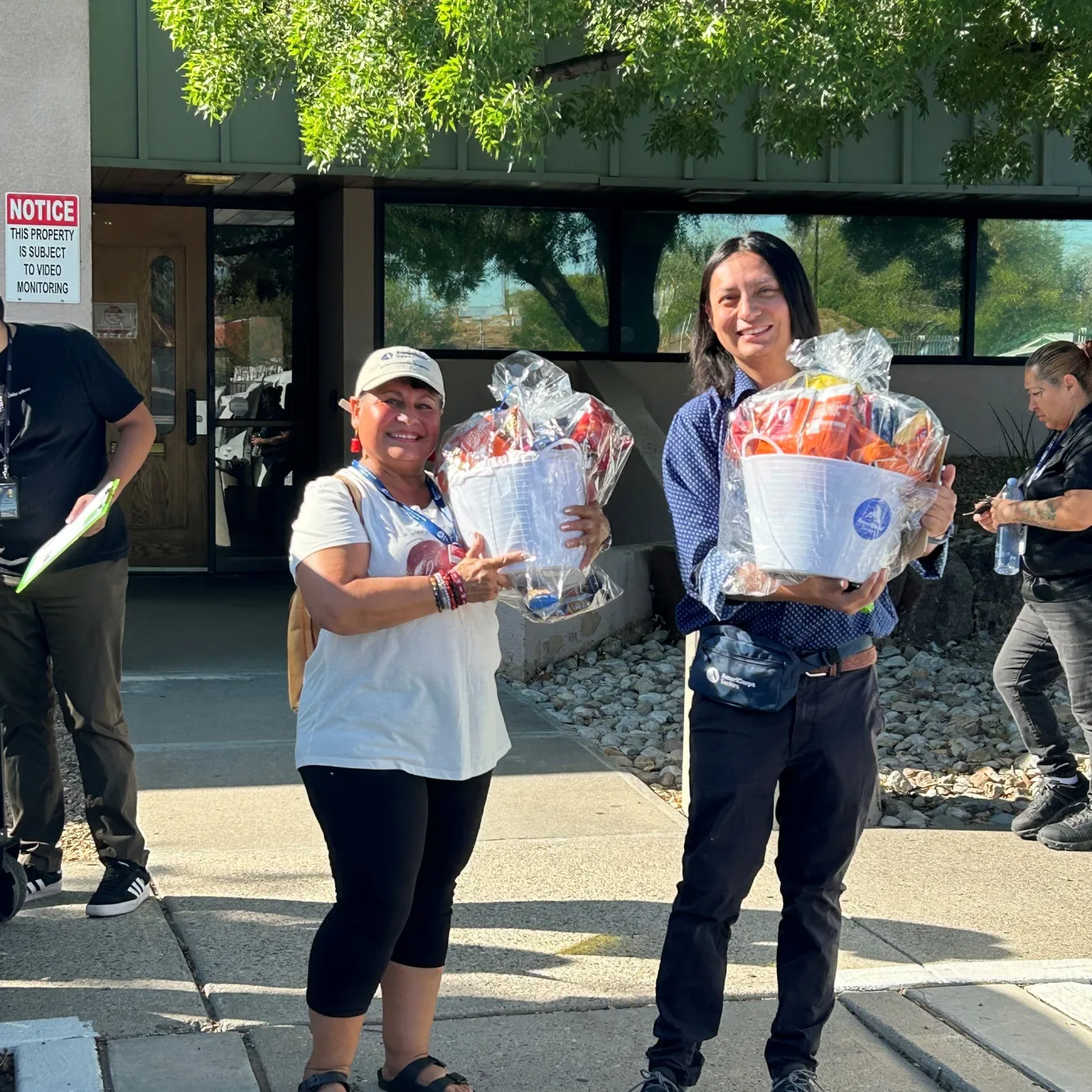 Voluntarias colaboran en una cocina de un centro municipal de Albuquerque